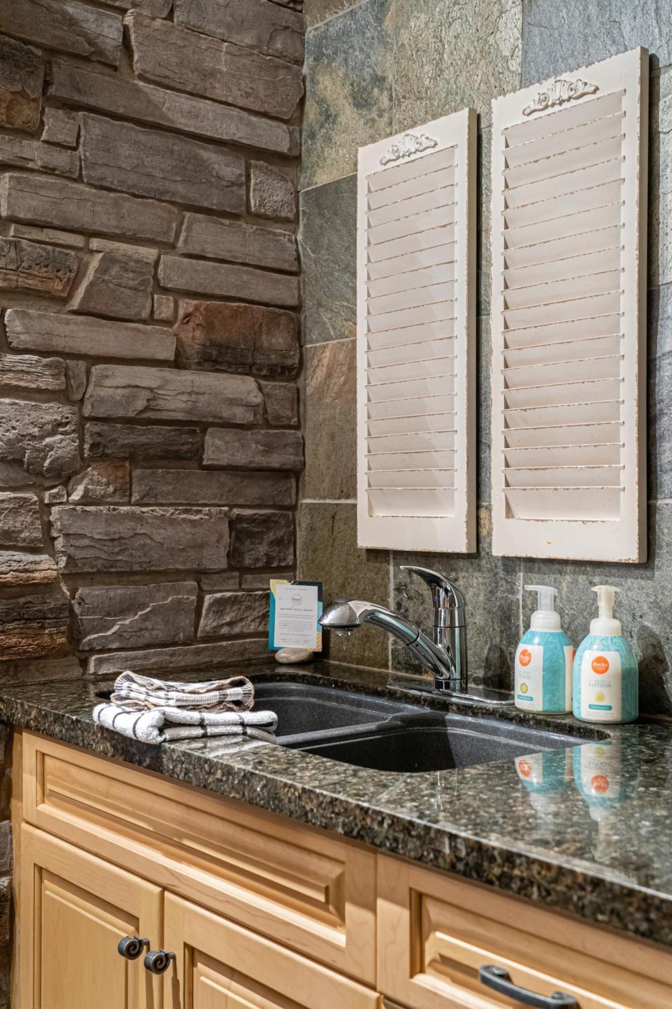 Apartamento Parkland301 Sunlit 2,000 Ft² Penthouse With Mtn View Canmore Exterior foto